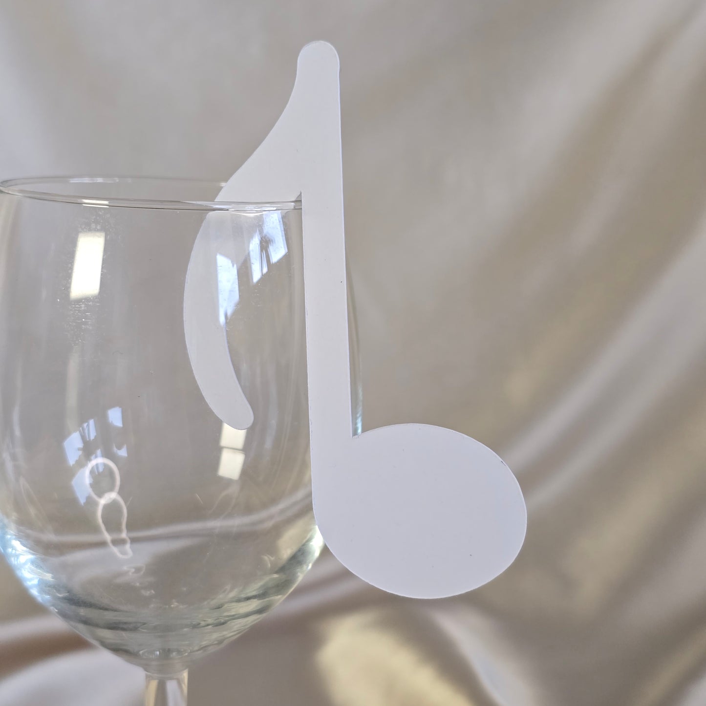 Hvitt bordkort for konfirmasjon formet som en note.
Perfekt for den musikkinteresserte konfirmanten.