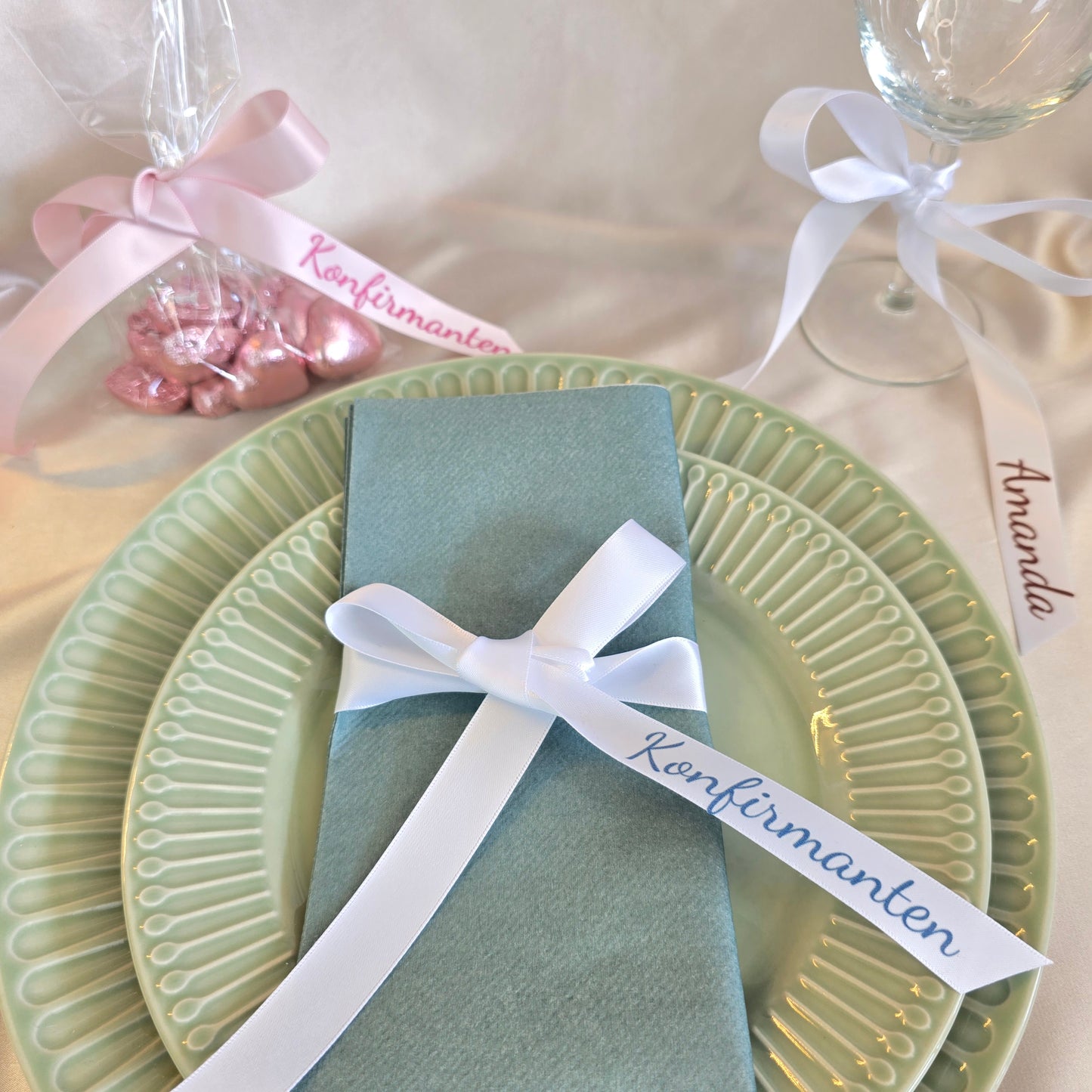 Silkemyke satengbånd med navn som passer til konfirmasjon, bryllup, dåp og mer.
Velg farge på bånd, samt farge på navn og font.