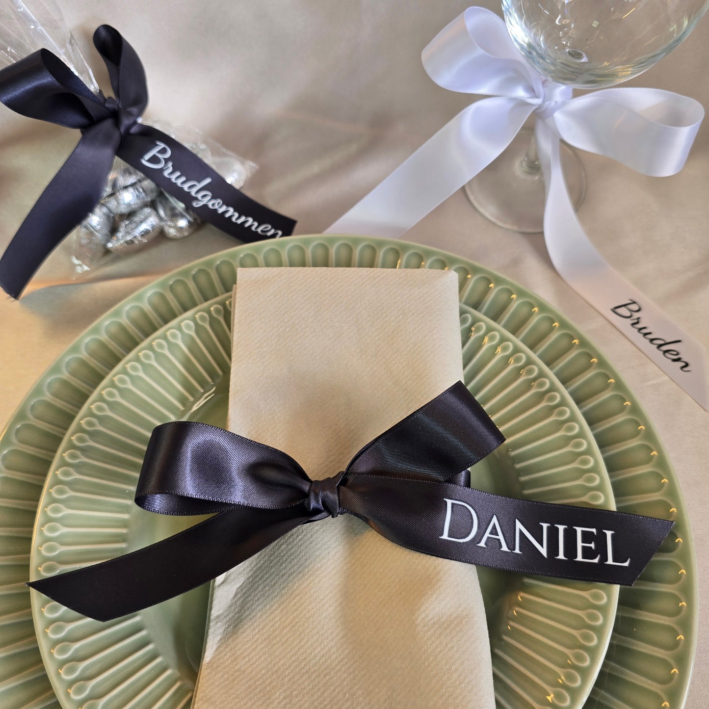 Satengbånd med navn i flere farger og størrelser