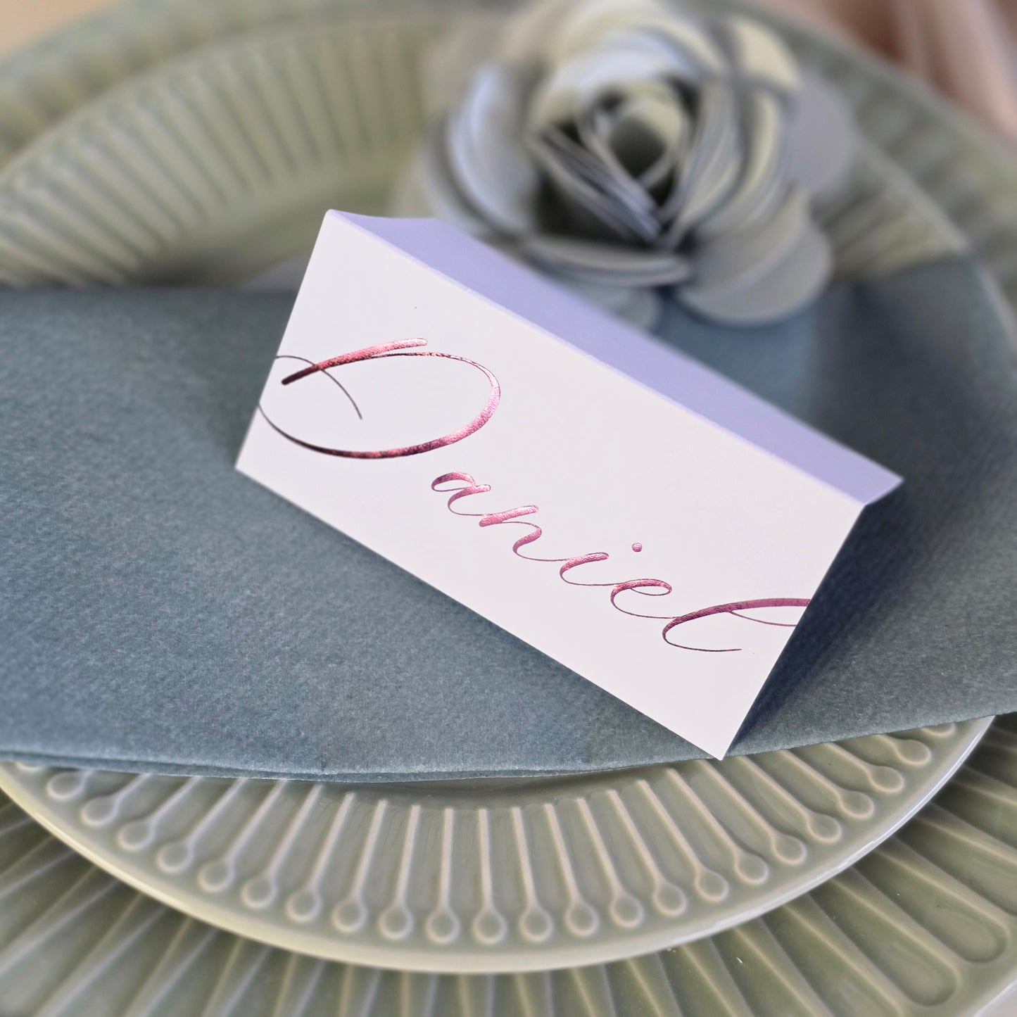 Bordkort med navn i skinnende folie