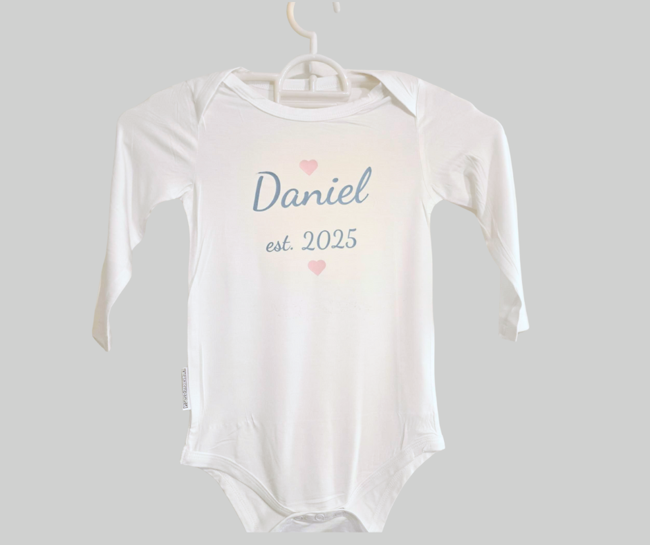 Langermet baby body med navn i bambusviskose