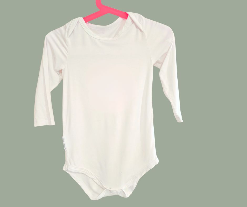 Langermet baby body med navn i bambusviskose str. 74
