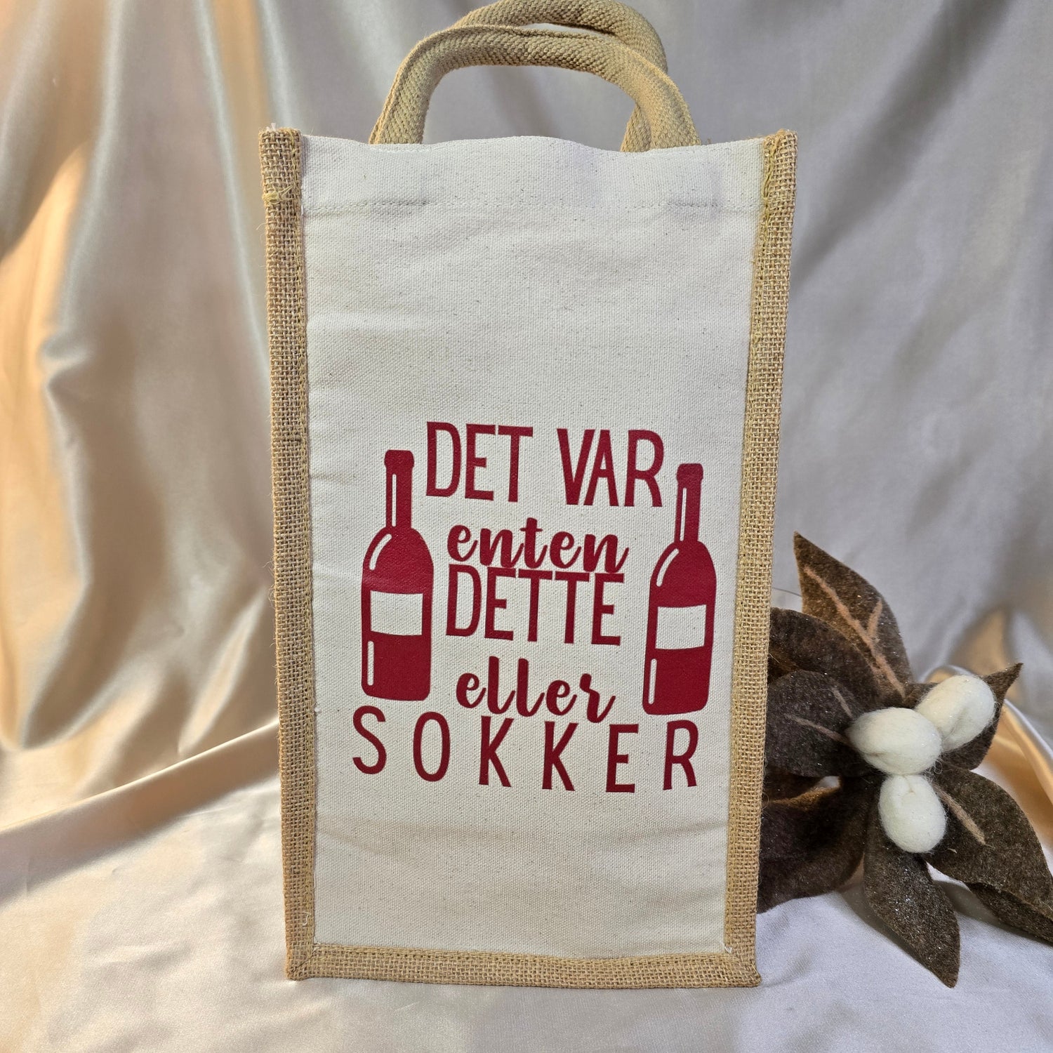 Vinpose i jute med plass til 2 flasker. Robust, delt innvendig rom gir trygg transport. Perfekt som gavepose til vin, vertinnegaver og julegaver.