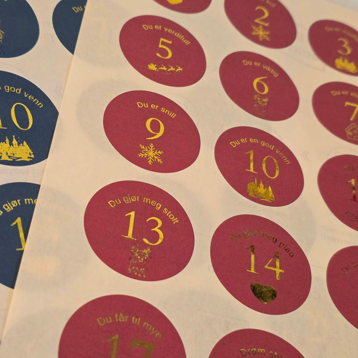Adventsklistremerker med affirmasjoner og gullfolie – 24 stk