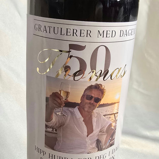 Personlig vinetikett med bilde og navn i folie.