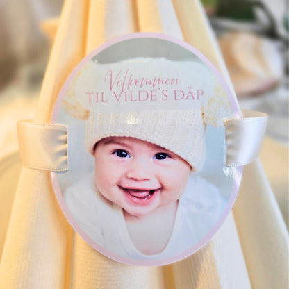 Ovalt velkomstkort med bilde til dåp/navnefest