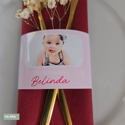 Rosa serviettbånd med navn og bilde