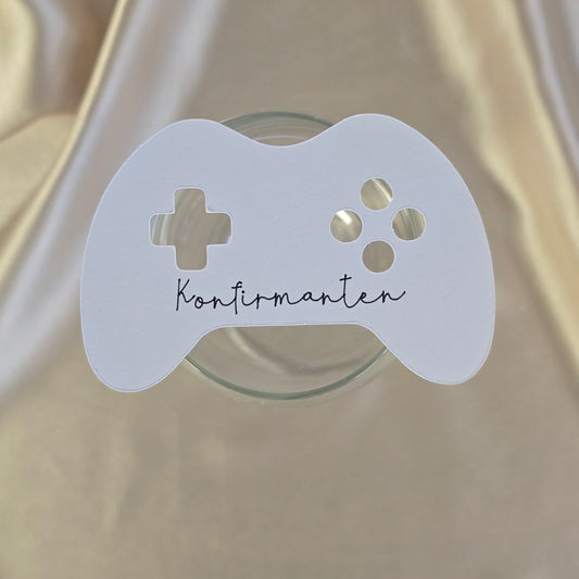 Bordkort for konfirmasjon formet som en gaming kontroller. Perfekt for gamerne