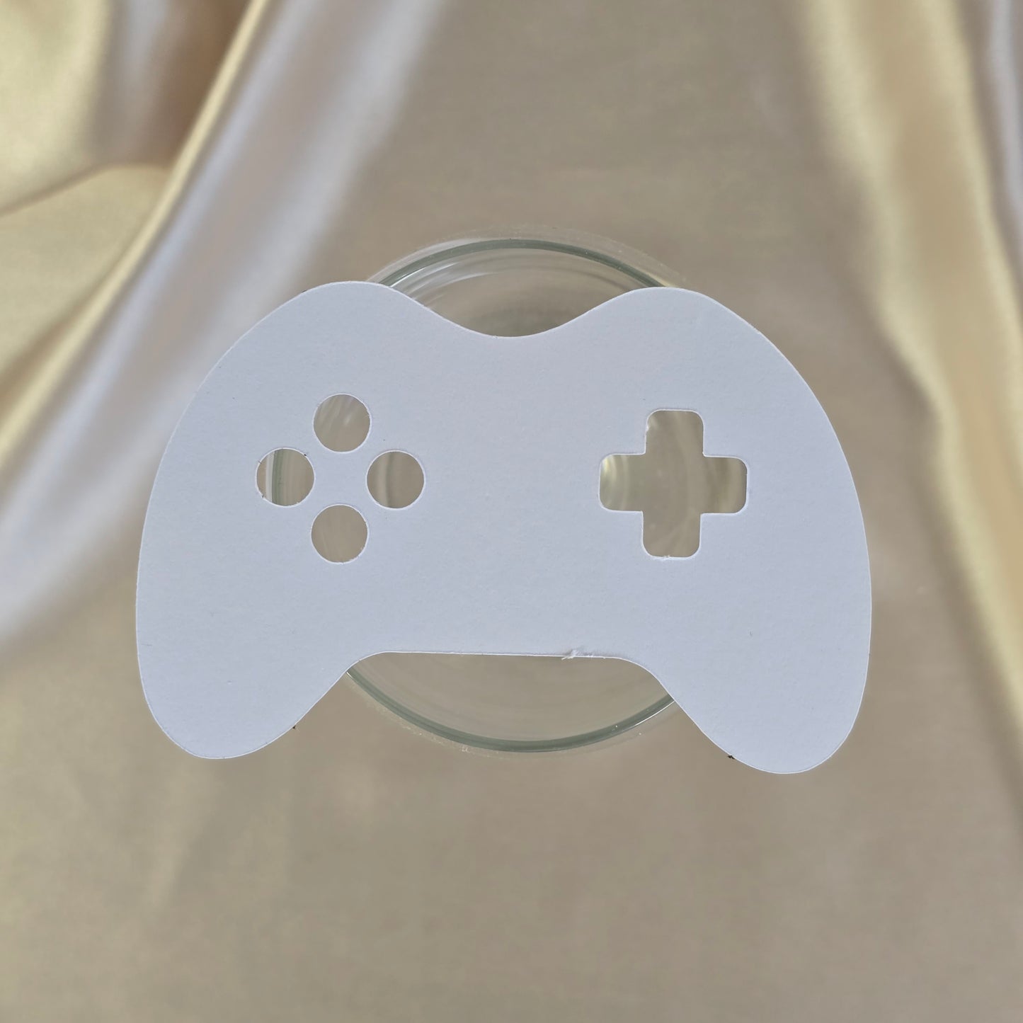 Hvitt bordkort for konfirmasjon formet som en gaming kontroller. Perfekt for gamerne.