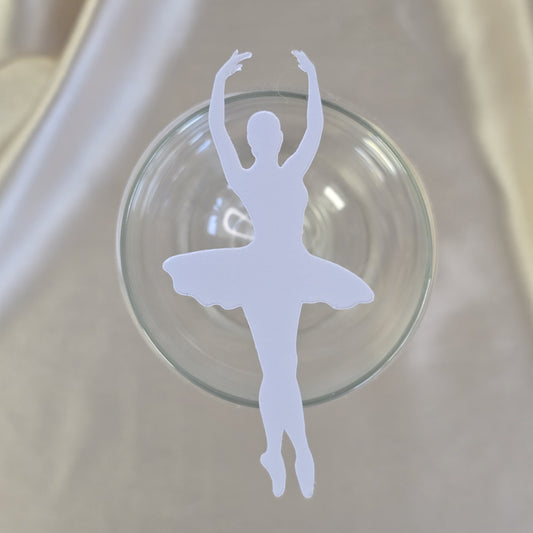 Hvitt bordkort for konfirmasjon formet som en ballerina.
Perfekt for jenter om har ballett som hobby.

