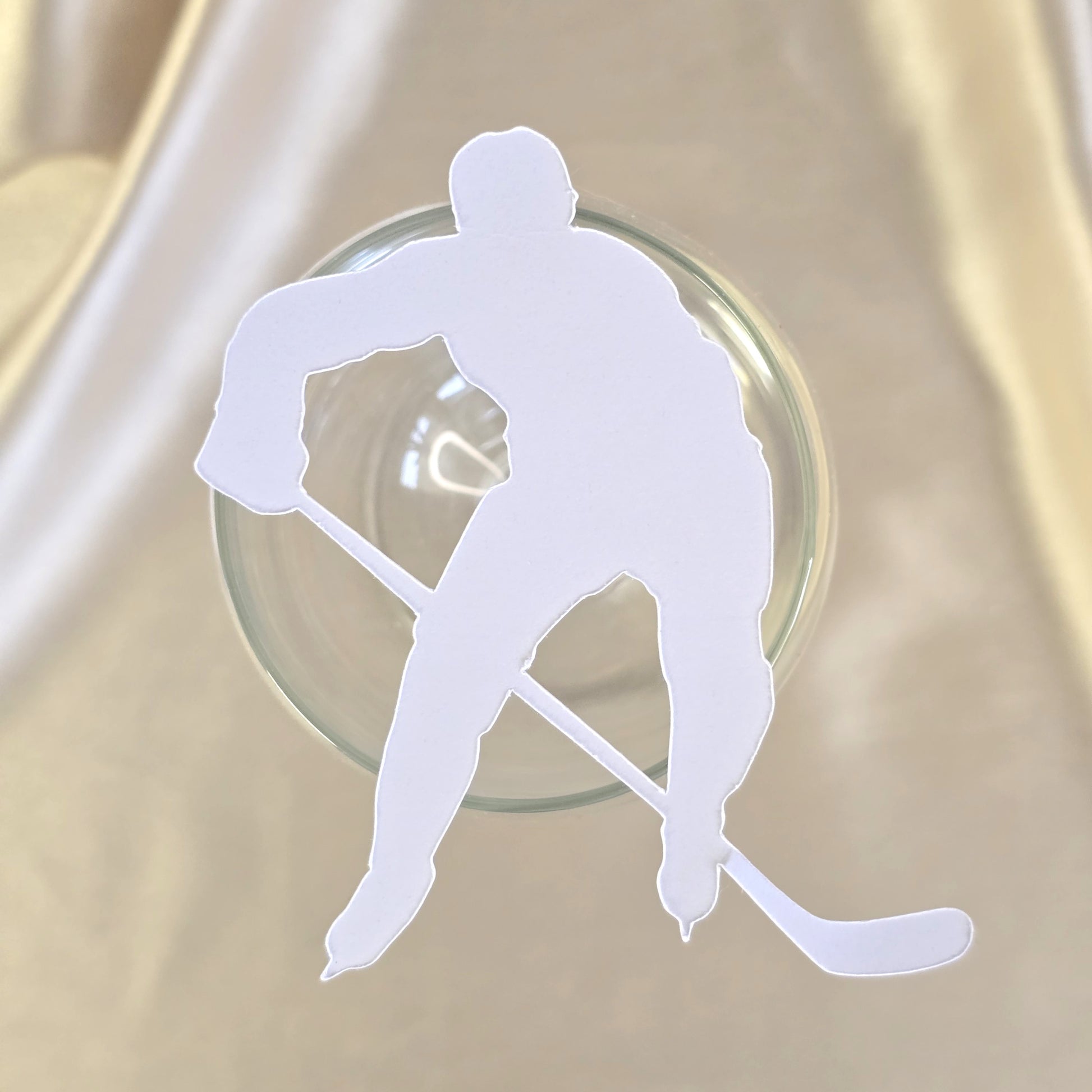 Hvitt bordkort formet som en hockeyspiller.
Perfekt for gutter om har hockey som hobby.