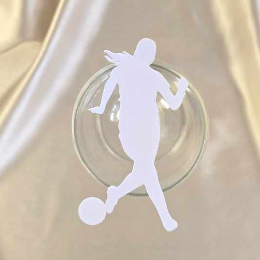 Hvitt bordkort for konfirmasjon formet som en håndballspiller.
Perfekt for fotballinteresserte jenter.