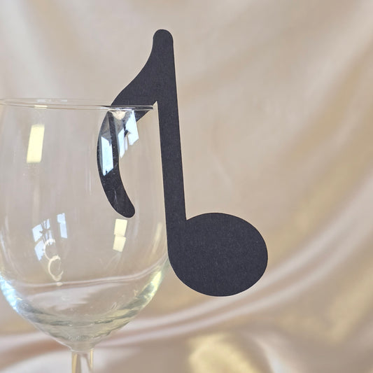Sort bordkort for konfirmasjon formet som en note.
Perfekt for den musikkinteresserte konfirmanten.