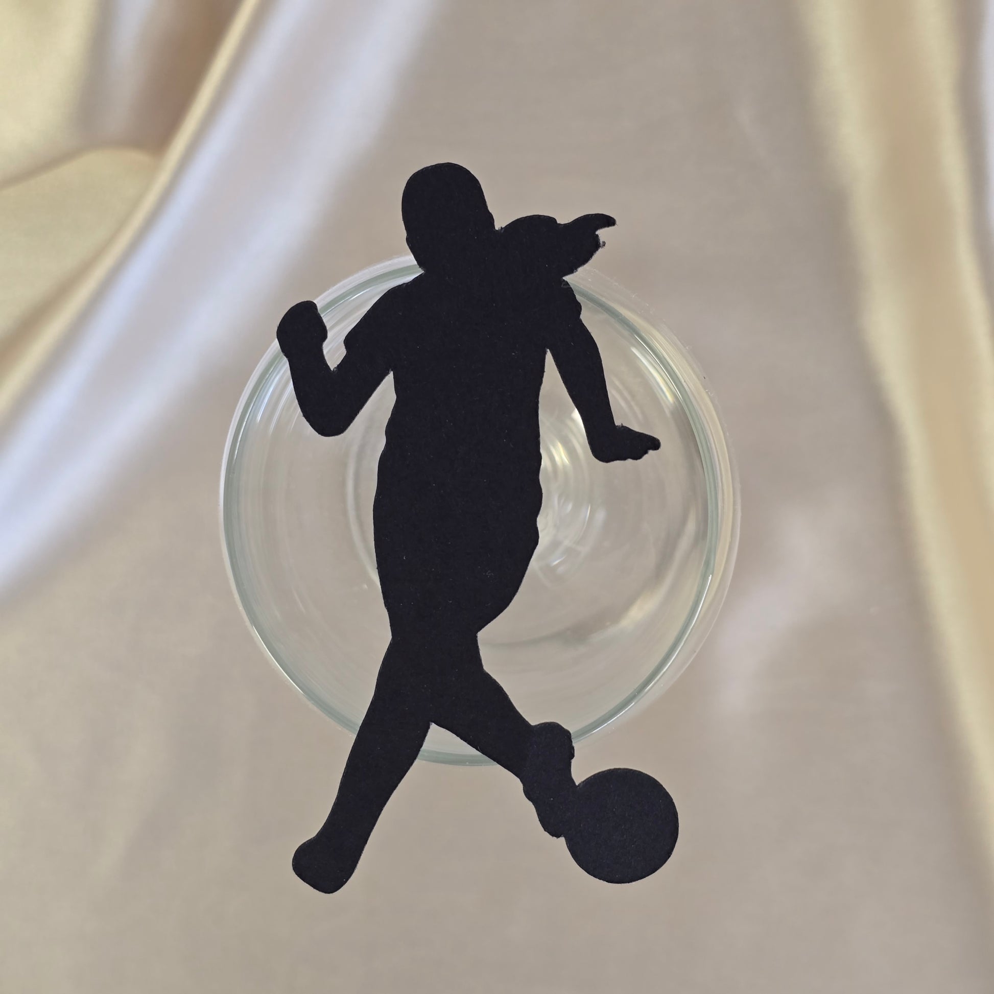 Sort bordkort for konfirmasjon formet som en håndballspiller.
Perfekt for fotballinteresserte jenter.
