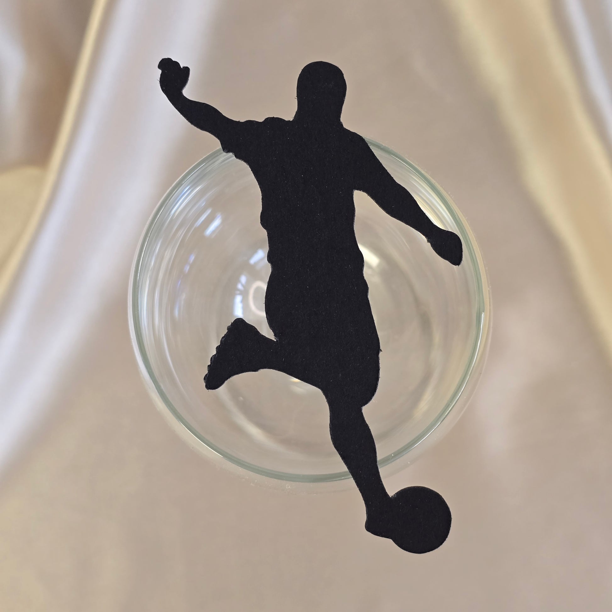 Sort bordkort for konfirmasjon, formet som en fotballspiller.
Perfekt for fotballinteresserte gutter.