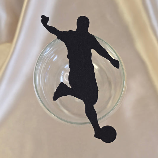 Sort bordkort for konfirmasjon, formet som en fotballspiller.
Perfekt for fotballinteresserte gutter.
