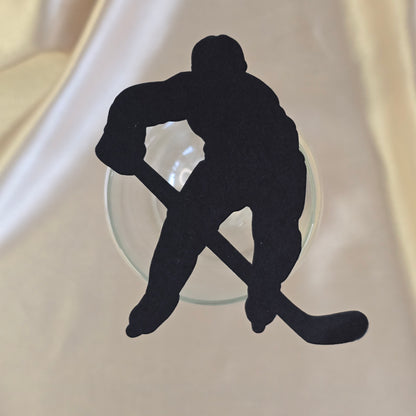 Sort bordkort formet som en hockeyspiller.
Perfekt for gutter om har hockey som hobby.