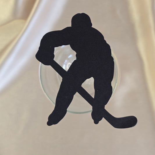 Sort bordkort formet som en hockeyspiller.
Perfekt for gutter om har hockey som hobby.