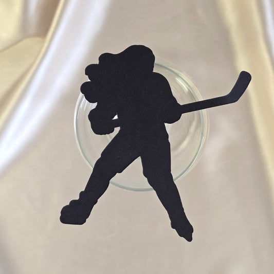 Sort bordkort for konfirmasjon formet som en jente-hockeyspiller.
Perfekt for jenter om har hockey som hobby.
