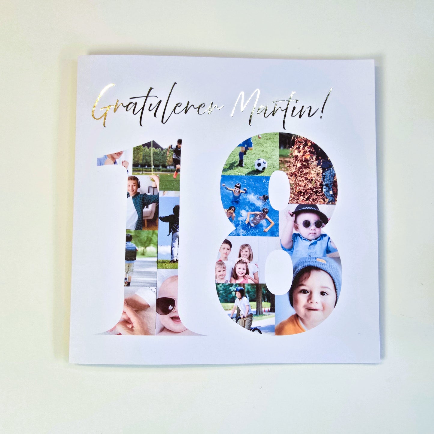 Gi bort et personlig 18-årskort med egne bilder og skinnende folie. Unikt minnekort i luksuskvalitet med konvolutt – perfekt jubileumsgave!