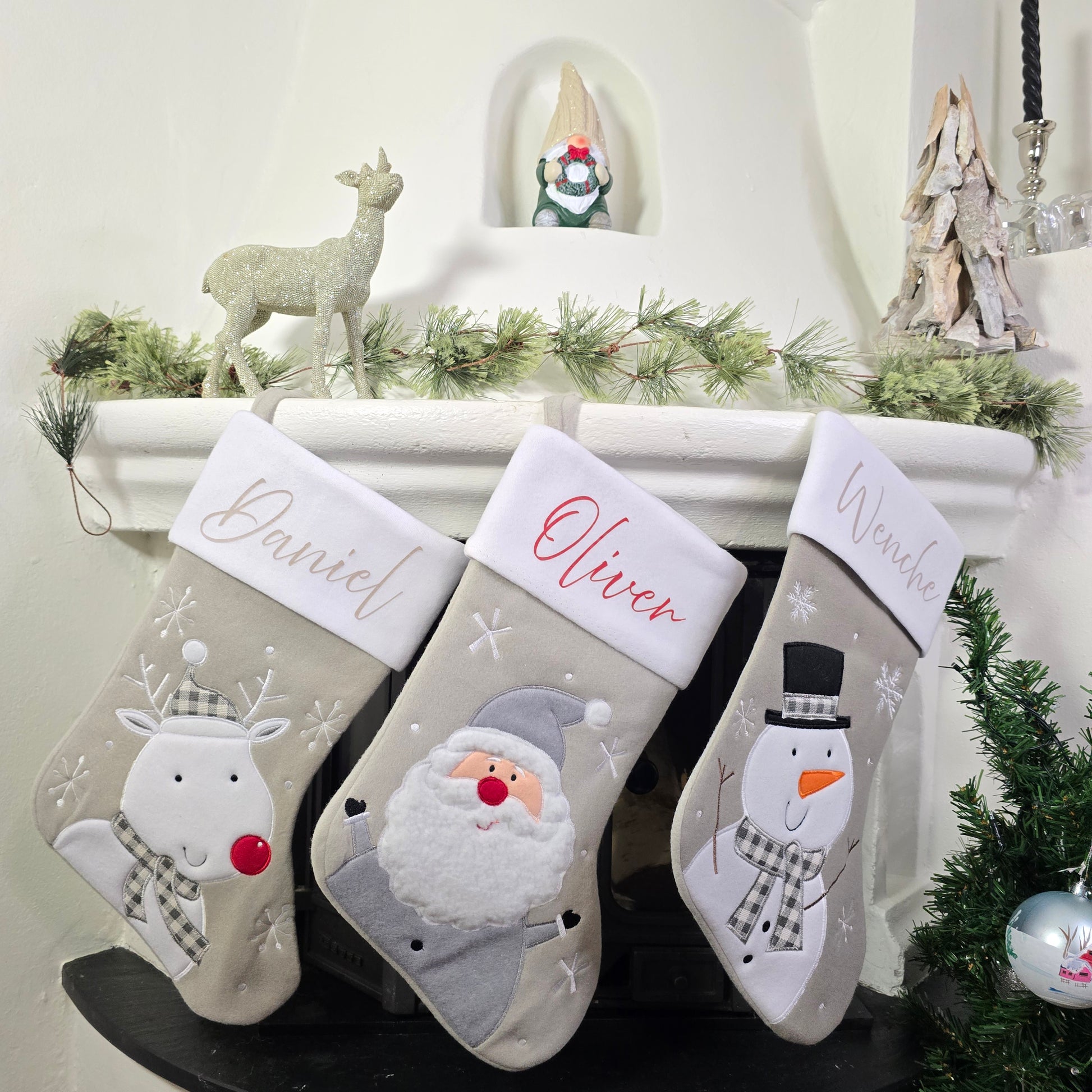 Personlig julestrømpe med navn i sand eller rød. Perfekt julepynt og gave!