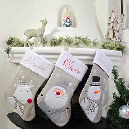 Personlig julestrømpe med navn i sand eller rød. Perfekt julepynt og gave!