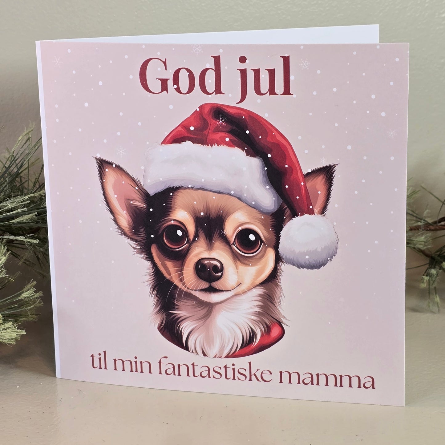 Personlig julekort med chihuahua! Legg til egen tekst på forsiden og Vipps-skrapefelt inni. Perfekt gave til hundemammaer og hundepappaer.