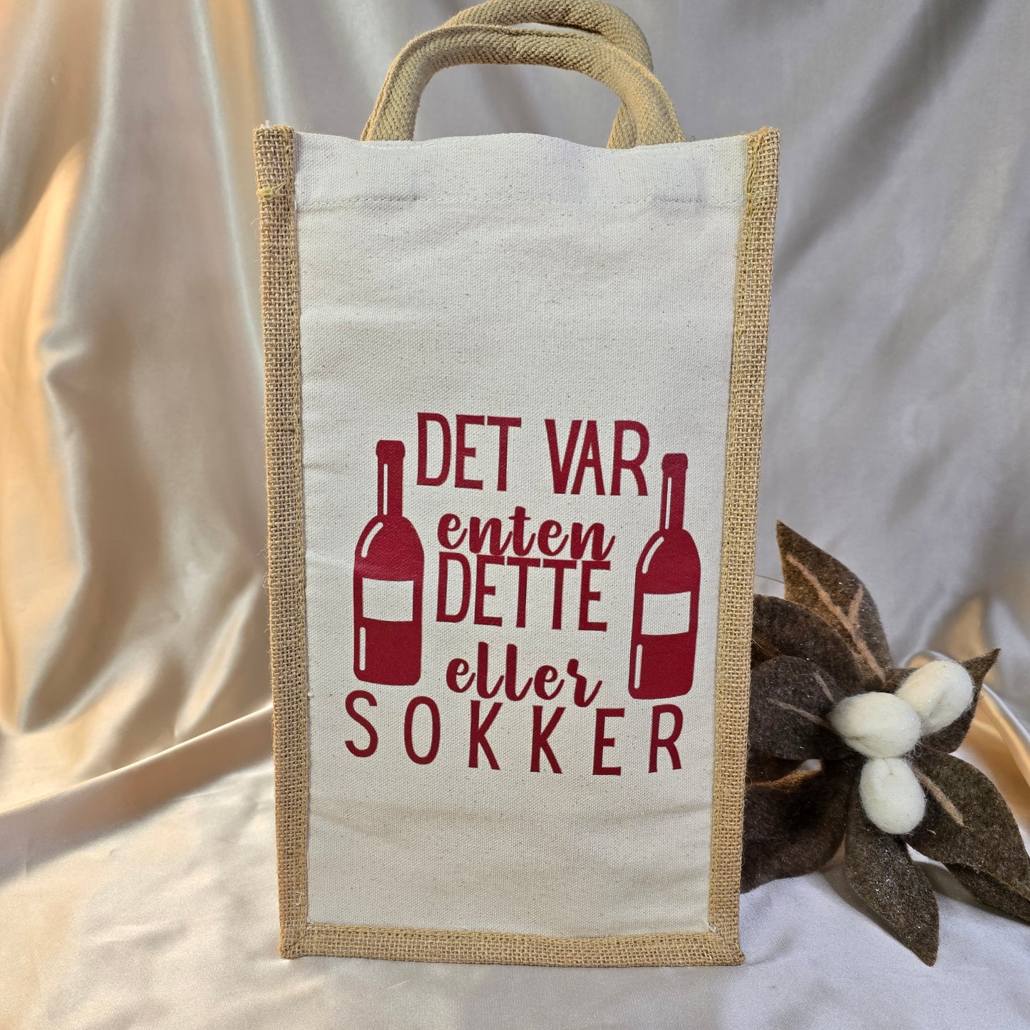 Vinpose med motivet "det var enten dette eller sokker" i rødt.
