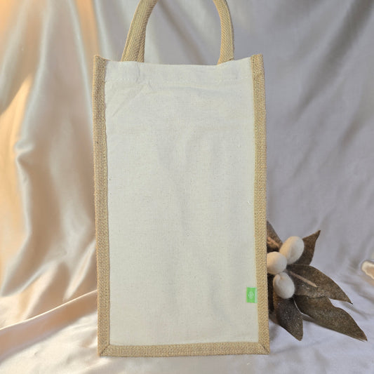 Vinpose i jute med plass til 2 flasker. Robust, delt innvendig rom gir trygg transport. Perfekt som gavepose til vin, vertinnegaver og julegaver.