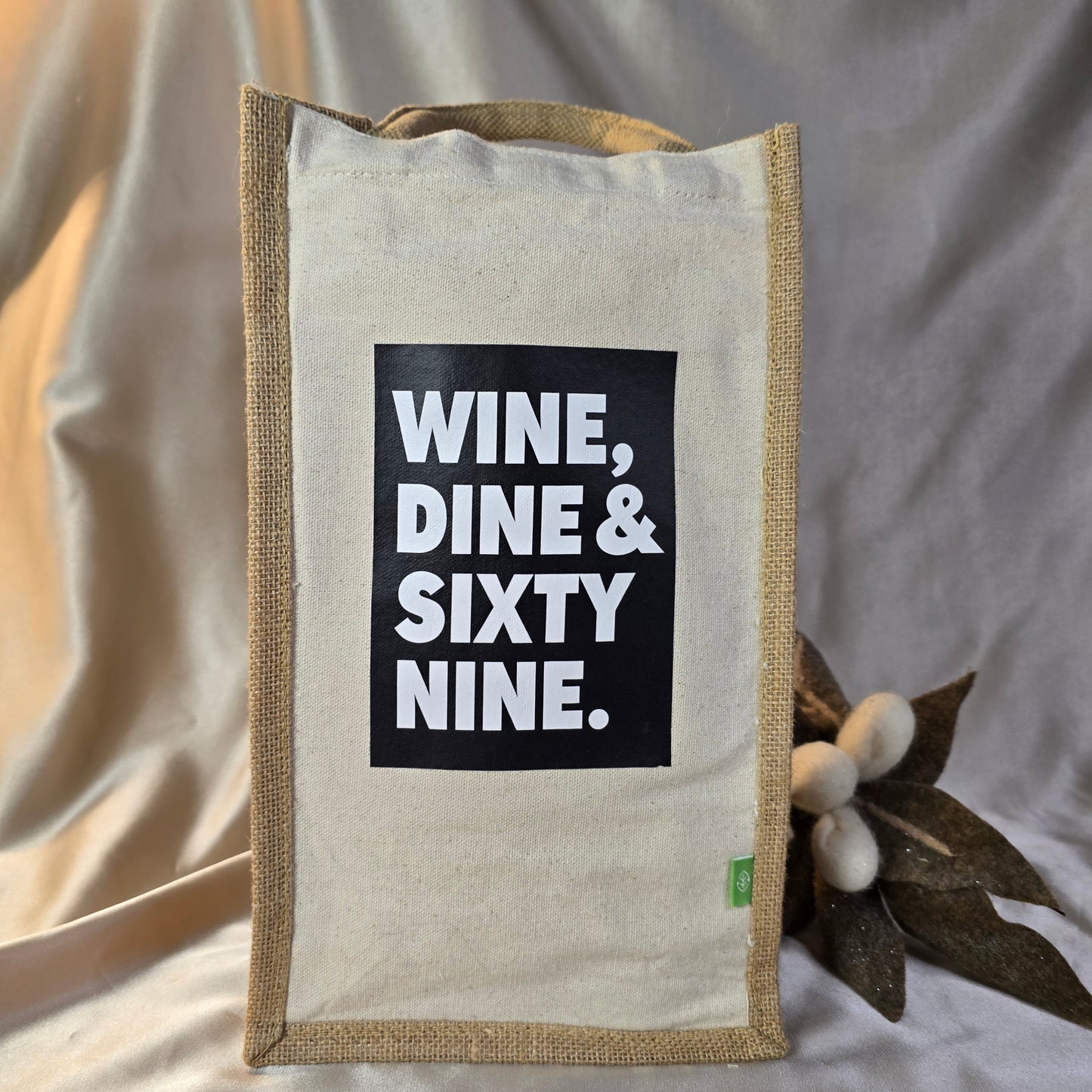 Vinpose for 2 vin med teksten "wine dine and sixty nine"