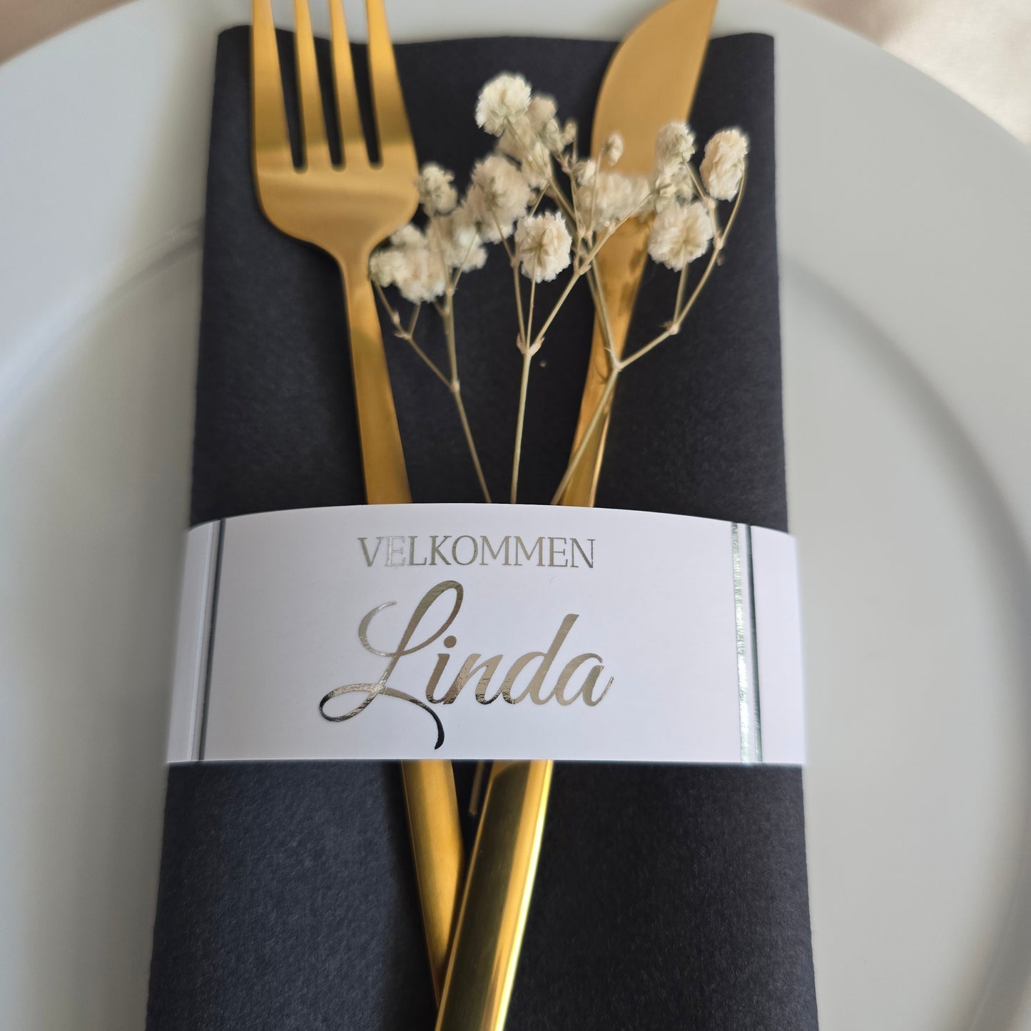 Serviettbånd med navn i skinnende folie