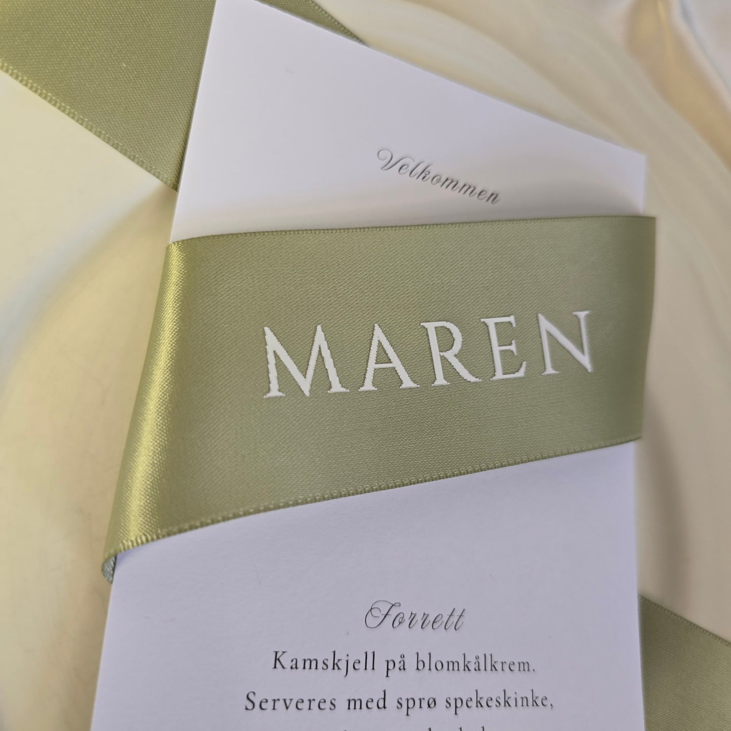 Personlig menybånd med gjestens navn – sage