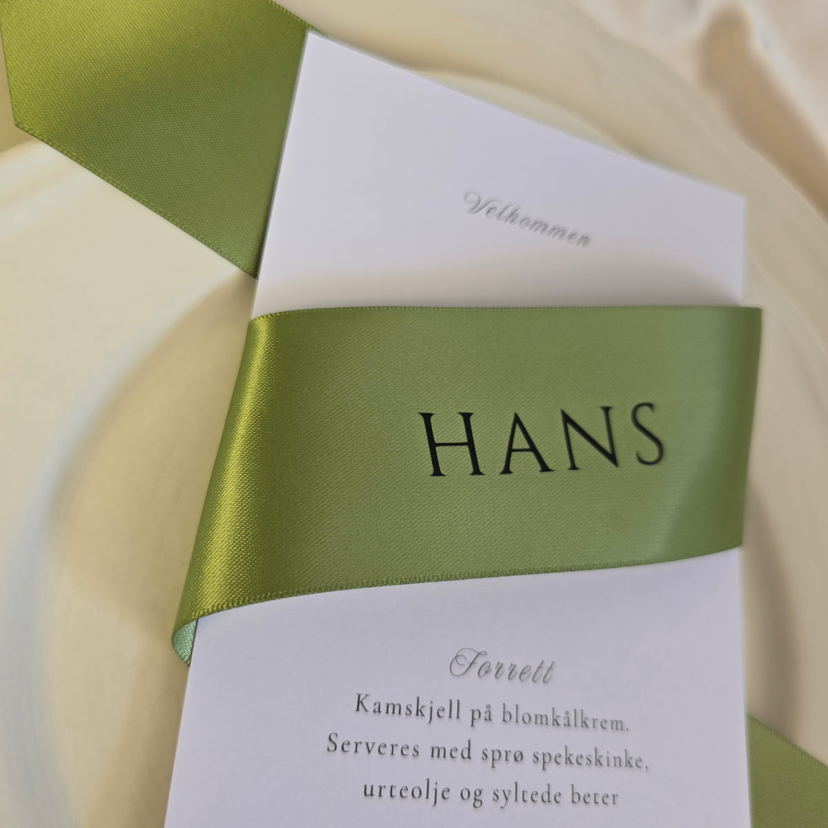 Personlig menybånd med gjestens navn – olivengrønn