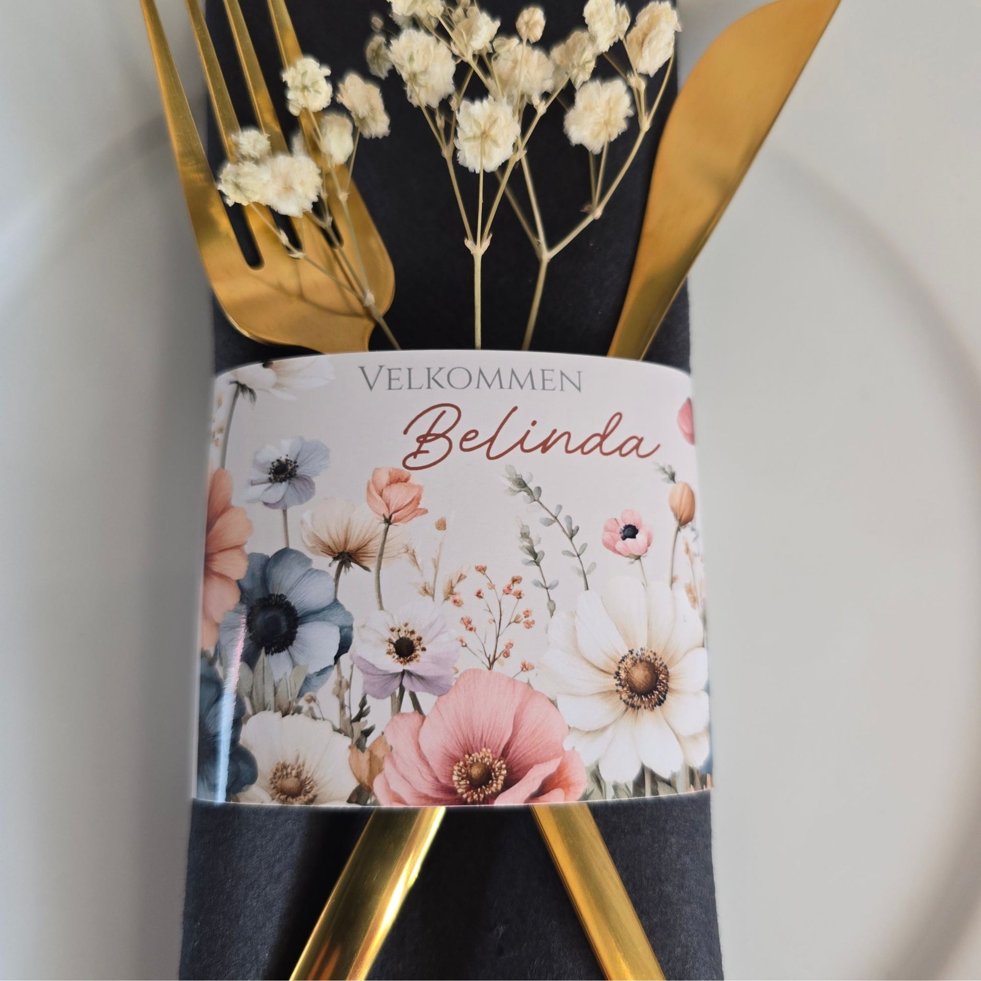 Serviettbånd med navn og blomster