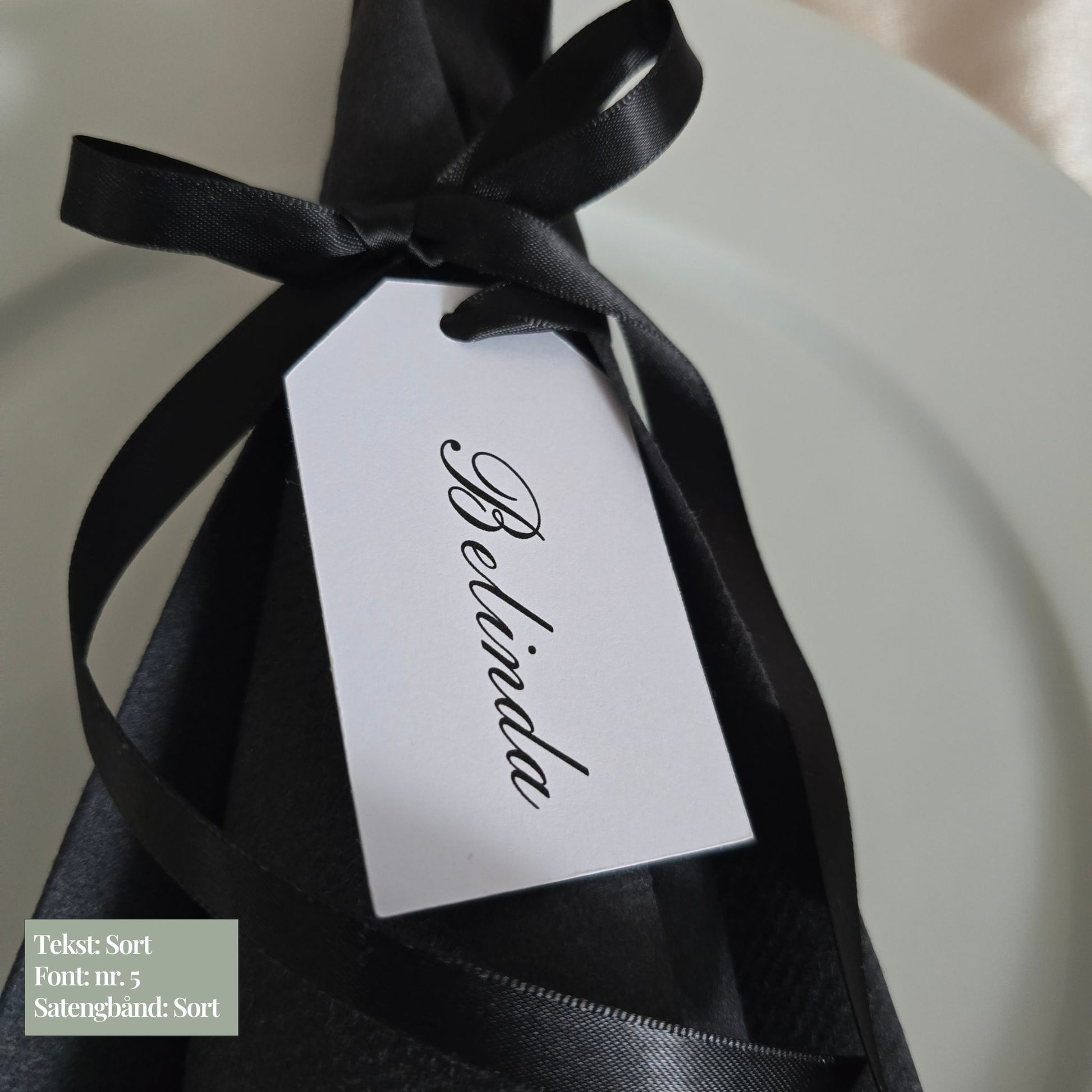 Serviettag med svart bånd