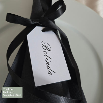 Serviettag med svart bånd