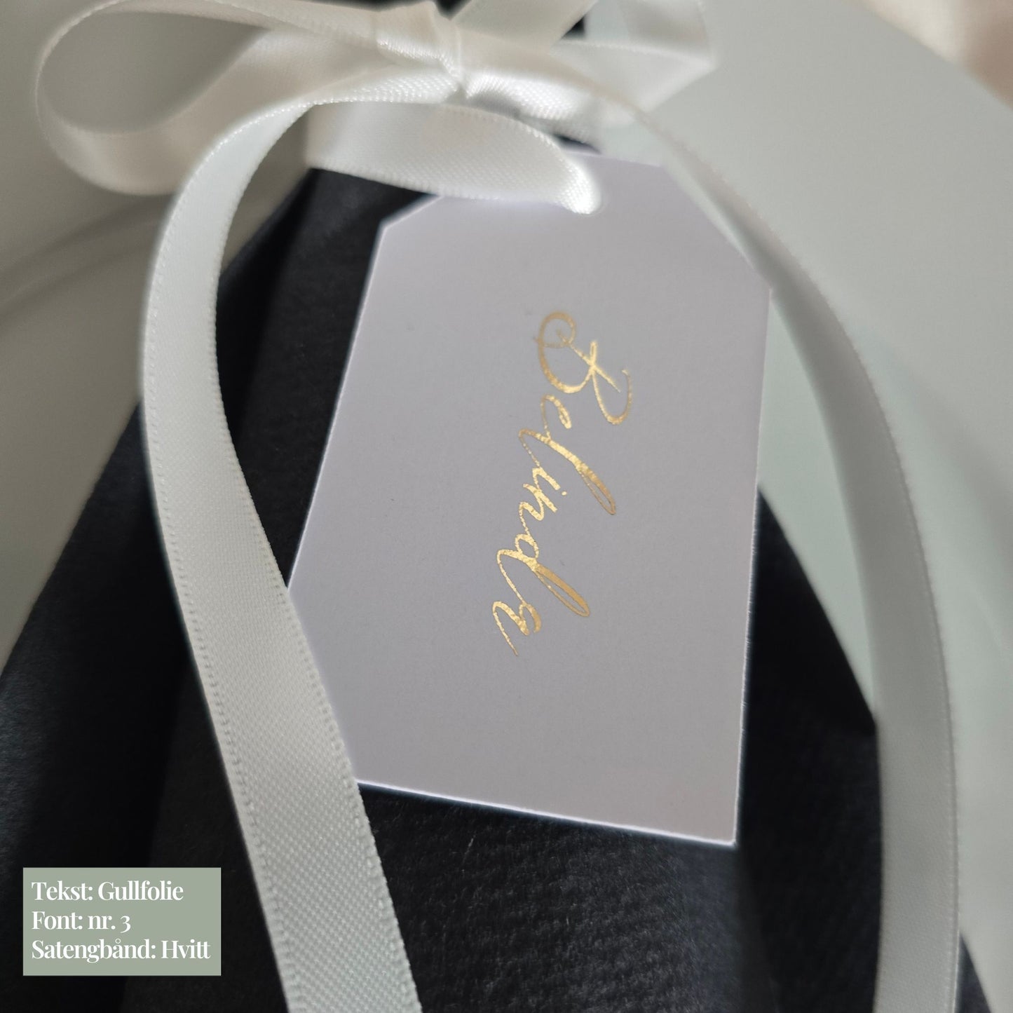 Serviettag med hvitt bånd