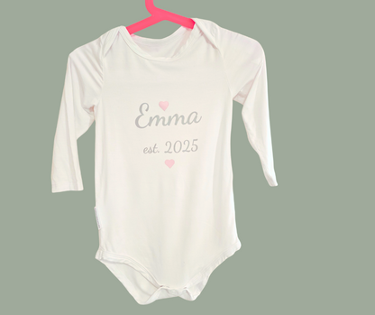 Langermet baby body med navn i bambusviskose