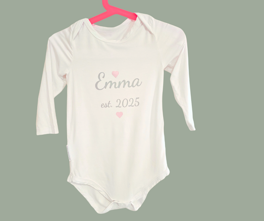 Langermet baby body med navn i bambusviskose