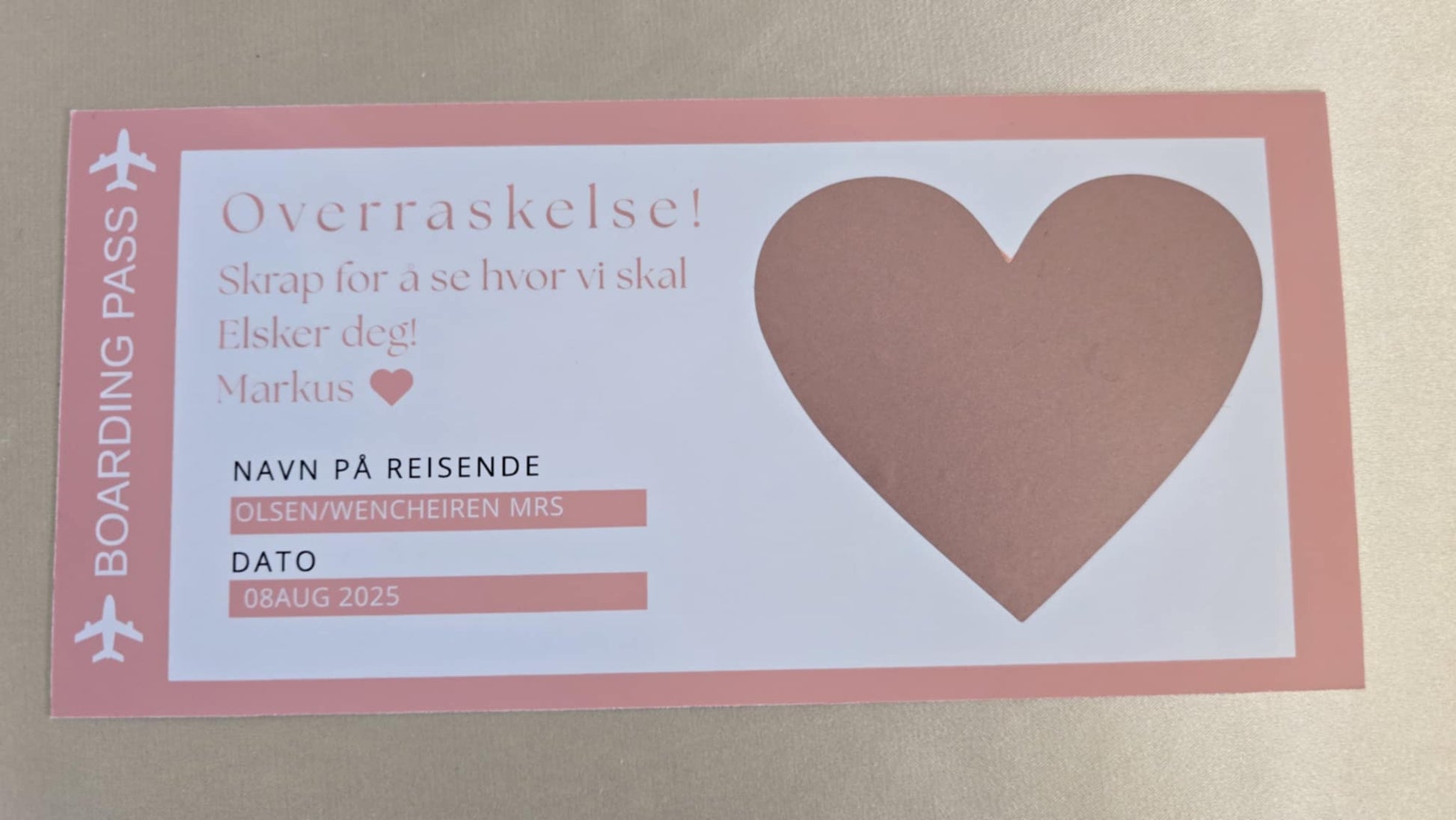 "Boarding pass" med reisemålet gjemt bak skrapeklistremerke. Perfekt når du skal gi bort en reise i gave.