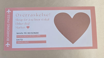 "Boarding pass" med reisemålet gjemt bak skrapeklistremerke. Perfekt når du skal gi bort en reise i gave.