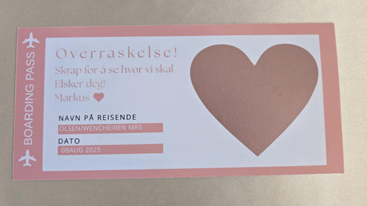 "Boarding pass" med reisemålet gjemt bak skrapeklistremerke. Perfekt når du skal gi bort en reise i gave.